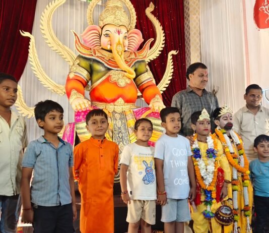 राजनांदगांव : भगवान गणपति के दर्शन कर विभिन्न प्रतियोगिताओं के पुरस्कारों का वितरण महापौर मधुसूदन यादव द्वारा बाल रत्न मंच सेवा समिति के गणपति पंडाल में…