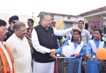 राजनांदगांव : विधानसभा अध्यक्ष ने 63 बालिकाओं को सरस्वती सायकल योजना अंतर्गत किया नि:शुल्क सायकल वितरण…