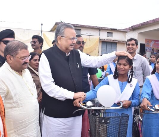राजनांदगांव : विधानसभा अध्यक्ष ने 63 बालिकाओं को सरस्वती सायकल योजना अंतर्गत किया नि:शुल्क सायकल वितरण…