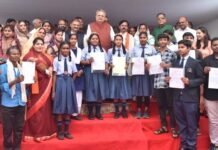 राजनांदगांव : बेटी बचाओ बेटी पढ़ाओ योजना अंतर्गत छात्राओं को प्रदान किया गया प्रोत्साहन राशि एवं प्रशस्ति पत्र…