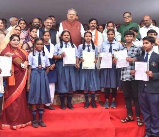 राजनांदगांव : बेटी बचाओ बेटी पढ़ाओ योजना अंतर्गत छात्राओं को प्रदान किया गया प्रोत्साहन राशि एवं प्रशस्ति पत्र…