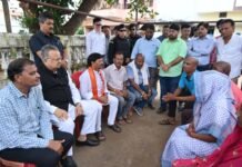 राजनांदगांव : विधानसभा अध्यक्ष ने बजरंगपुर-नवागांव प्रकरण में पीडि़त परिवारों से मुलाकात की और उन्हें सांत्वना दी…