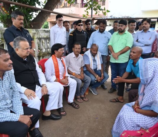 राजनांदगांव : विधानसभा अध्यक्ष ने बजरंगपुर-नवागांव प्रकरण में पीडि़त परिवारों से मुलाकात की और उन्हें सांत्वना दी…