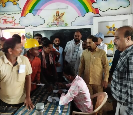 राजनांदगांव : श्रमवीर स्वास्थ्य जांच शिविर में स्वास्थ्य जांच कर नि:शुल्क दवाईयों का किया गया वितरण…