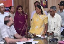 राजनांदगांव : कलेक्टर ने जनदर्शन में पहुंचे जनसामान्य की सुनी शिकायत एवं समस्याएं…