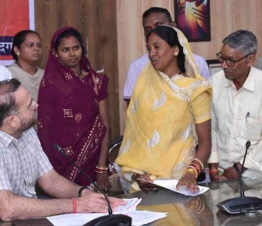 राजनांदगांव : कलेक्टर ने जनदर्शन में पहुंचे जनसामान्य की सुनी शिकायत एवं समस्याएं…