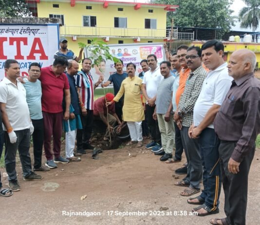 राजनांदगांव : स्वच्छता अपनाने विधानसभा अध्यक्ष डॉ. रमन सिंह ने दिलाई स्वच्छता की शपथ, एक पेड मॉ के नाम के तहत मंदिर परिसर में वृक्षारोपण…
