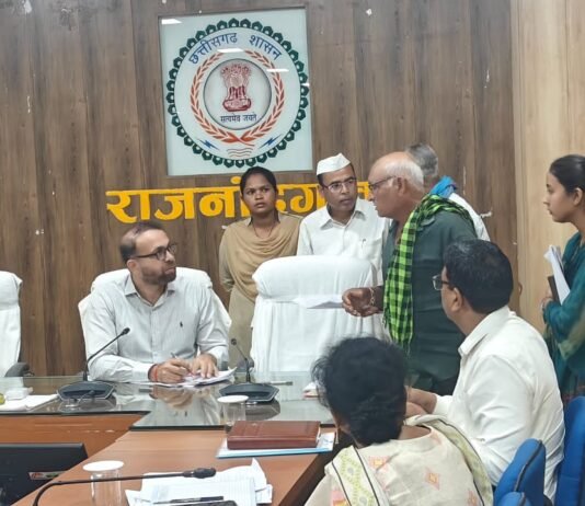 राजनांदगांव : कलेक्टर ने संवेदन शीलपूर्वक जनसामान्य की सुनी शिकायत एवं समस्याएं…