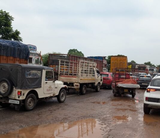 राजनांदगांव ठाकुरटोला टोल प्लाजा के समीप जाम..