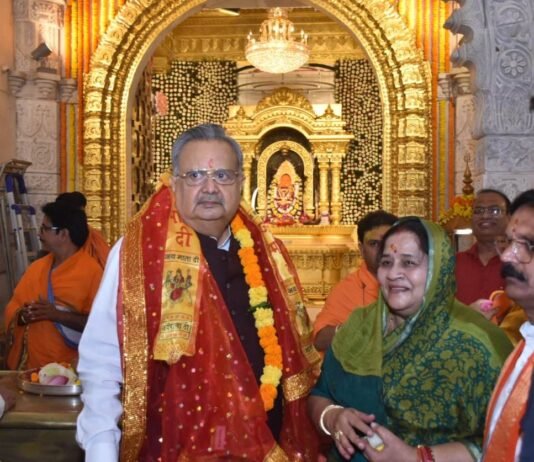 राजनांदगांव : विधानसभा अध्यक्ष डॉ. रमन सिंह ने माँ बम्लेश्वरी मंदिर पहुंचकर पूजा-अर्चना की…