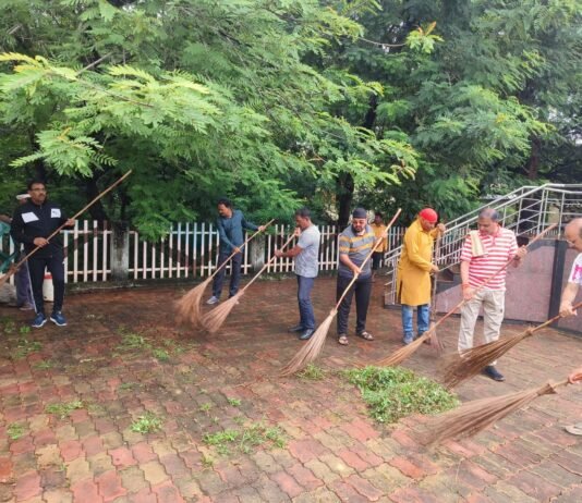 राजनांदगांव : कौरिनभाठा में चला एक दिन, एक घंटा, एक साथ स्वच्छता श्रम दान…