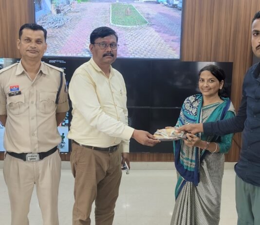 राजनांदगांव : इंटीग्रेटेड पुलिस कंट्रोल रूम त्रिनेत्र योजना की मदद से प्रार्थिया के गुम बैग को 01 घंटे के अंदर ढुंढकर लौटाया…
