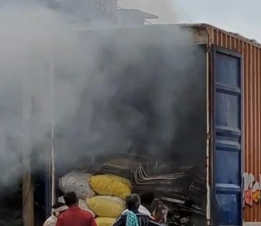 राजनांदगांव: ग्राम तिलई के पास कबाड़ी समान से भरी ट्रक में लगी आग, ग्रामीणों की सूझबूझ से समय रहते पाया गया काबू…
