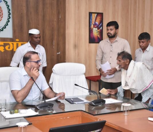 राजनांदगांव : कलेक्टर ने जनदर्शन में पहुंचे जनसामान्य की सुनी शिकायत एवं समस्याएं…