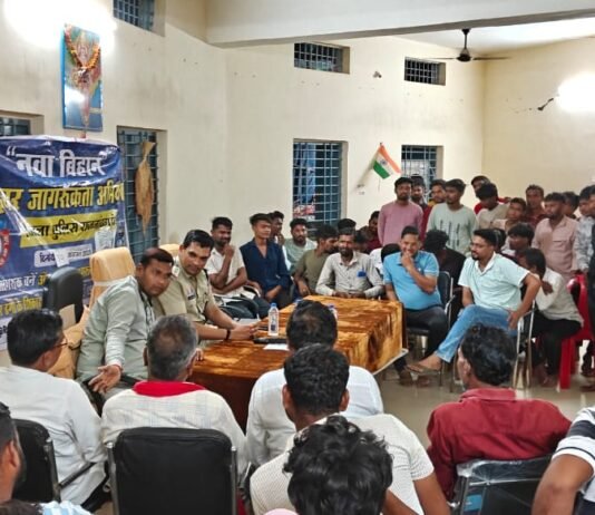 राजनांदगांव : जंगलेसर मे पुलिस चौकी सुरगी प्रभारी शंकर गिरी गोस्वामी ने साइबर जागरूकता अभियान मे ग्रामीणों को दी महत्वपूर्ण जानकारी…