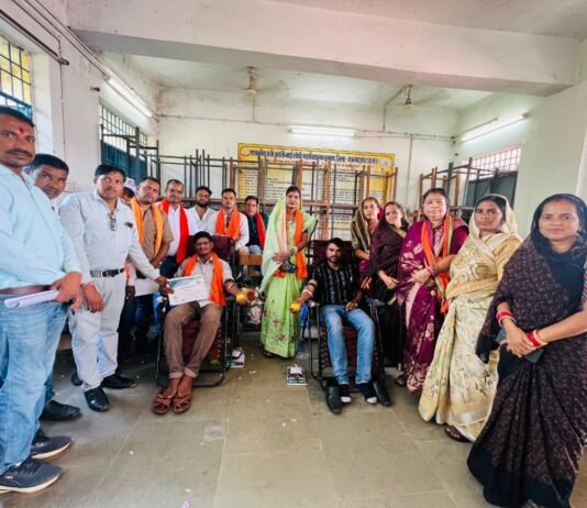 राजनांदगांव:तिलई मंडल अध्यक्ष परदेसी सोनबोईर ने रक्तवीरों को हेलमेट पहनाकर किया सम्मानित…