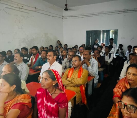 राजनांदगांव:चलो जीते है,मुढ़ीपार के स्कूली बच्चों ने देखा प्रधानमंत्री नरेंद्र मोदी जी के आधारित प्रेरणादाई डॉक्यूमेंट्री फिल्म…