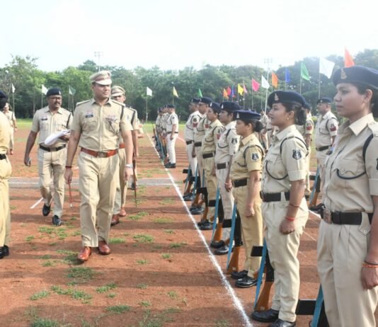 राजनांदगांव : पुलिस अधीक्षक मोहित गर्ग ने वार्षिक निरीक्षण परेड में ली सलामी…