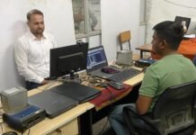 राजनांदगांव : कलेक्टर ने आधार सेवा केन्द्र पहुंचकर कराया अपना आधार अपडेट….