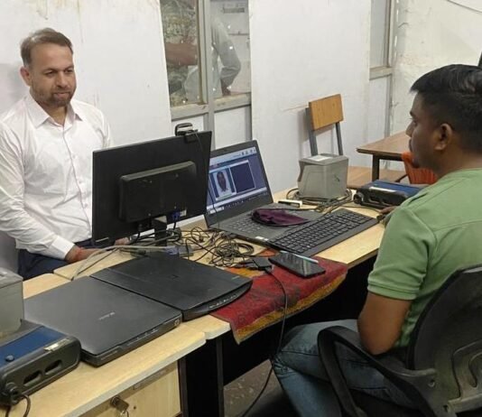 राजनांदगांव : कलेक्टर ने आधार सेवा केन्द्र पहुंचकर कराया अपना आधार अपडेट….