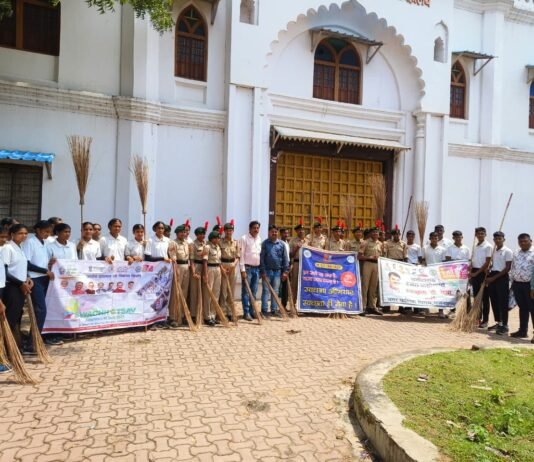 राजनांदगांव : दिग्विजय कालेज के एनसीसी क्रेडेट स्वच्छता से जुड कालेज परिसर के आस पास किए श्रम दान…