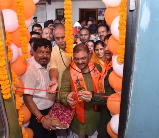 सांसद संतोष पाण्डेय ने रामलला दर्शन अयोध्या धाम योजना अंतर्गत दुर्ग एवं बस्तर संभाग के 876 तीर्थ यात्रियों की स्पेशल ट्रेन को हरी झंडी दिखाकर किया रवाना…