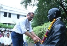 राजनांदगांव : कलेक्टर ने राष्ट्रपिता महात्मा गांधी की प्रतिमा पर माल्यार्पण कर किया नमन…