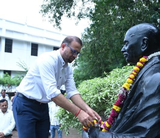 राजनांदगांव : कलेक्टर ने राष्ट्रपिता महात्मा गांधी की प्रतिमा पर माल्यार्पण कर किया नमन…
