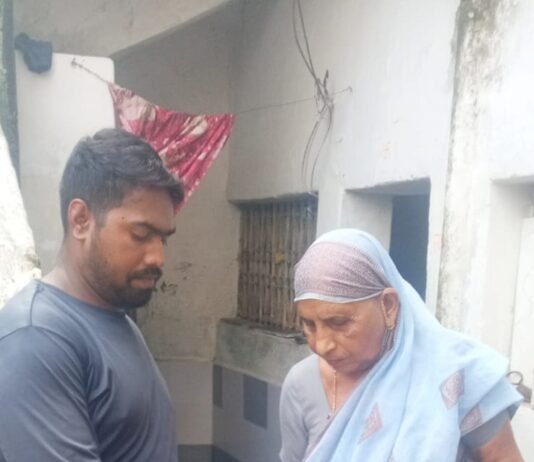 राजनांदगांव : मौसमी बिमारी डेंगू मलेरिया के रोकथाम हेतु आमजन को डोर टू डोर समझाईस एवं घर घर क्लोरिन टेबलेट का वितरण…