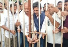 राजनांदगांव : बढ़ती बिजली दरों के खिलाफ बिजली सब स्टेशन में ताला बंदी कर विरोध किया…