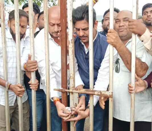 राजनांदगांव : बढ़ती बिजली दरों के खिलाफ बिजली सब स्टेशन में ताला बंदी कर विरोध किया…