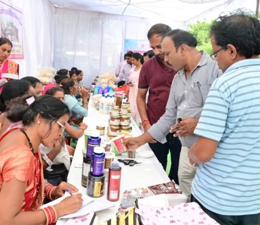 राजनांदगांव : स्वसहायता समूह की महिलाओं द्वारा निर्मित एवं उत्पादित गुणवत्तायुक्त सामग्री का विक्रय सह प्रदर्शनी…