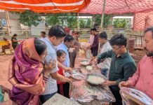 राजनांदगांव में दीपावली पर्व पर हनुमान मंदिर में विशाल अन्नकूट प्रसादी का वितरण…