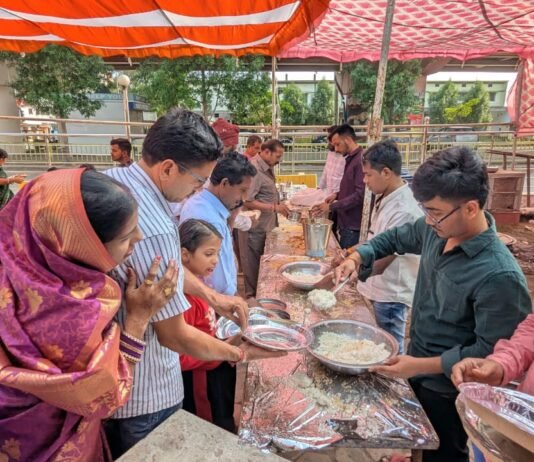 राजनांदगांव में दीपावली पर्व पर हनुमान मंदिर में विशाल अन्नकूट प्रसादी का वितरण…