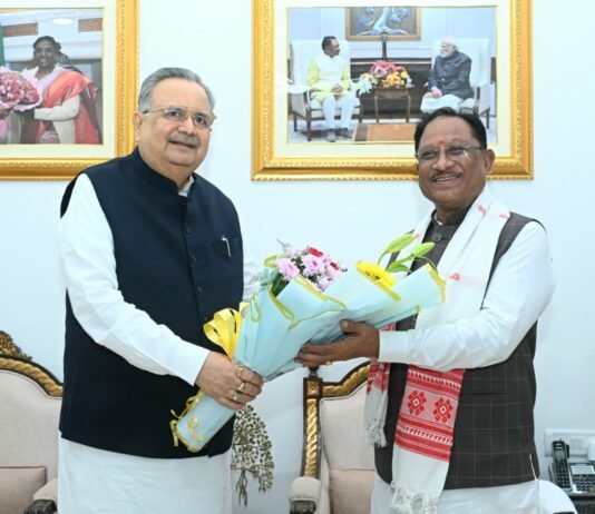 मुख्यमंत्री को विधानसभा अध्यक्ष डॉ. रमन सिंह ने नवीन विधानसभा भवन के लोकार्पण समारोह में शामिल होने का दिया आमंत्रण…