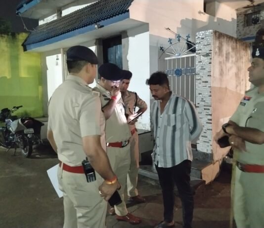 राजनांदगांव : रात्रि गश्त में पुलिस ने फरार आरोपी और वारंटियों को दबोचा…