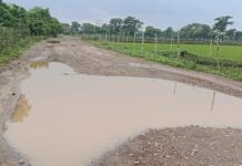 राजनांदगांव:विकास पुरुष के क्षेत्र में सड़कें बेहाल गड्ढों में समा गया विकास…