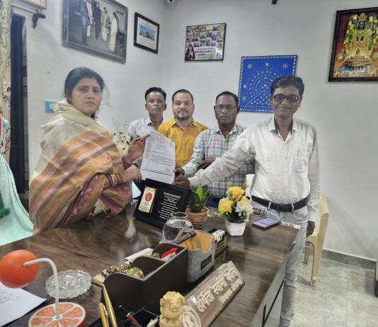 डोंगरगढ़:कैशलेश चिकित्सा लागू करने की मांग को लेकर विधायक हर्षिता स्वामी बघेल को सौंपा ज्ञापन…