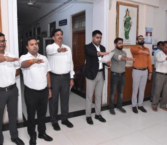 राजनांदगांव:कलेक्टर ने राष्ट्रीय एकता दिवस के अवसर पर अधिकारियों कर्मचारियों को राष्ट्रीय एकता एवं सत्यनिष्ठा की दिलाई शपथ…