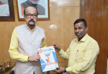 रायपुर : राज्यपाल डेका को प्रारंभ पत्रिका का विशेषांक भेंट…