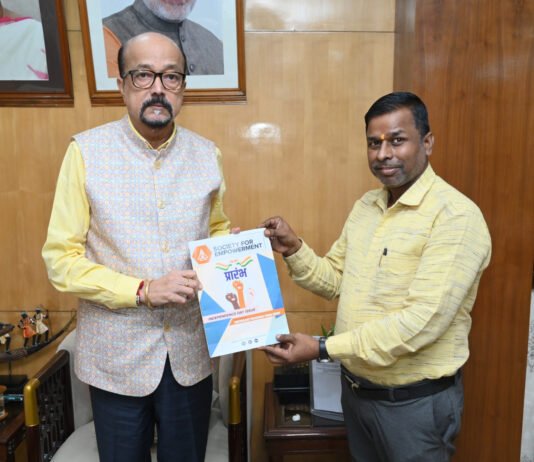रायपुर : राज्यपाल डेका को प्रारंभ पत्रिका का विशेषांक भेंट…