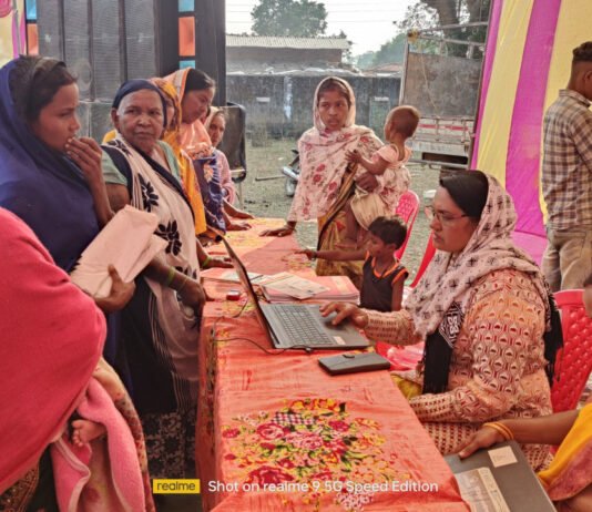 रायपुर : बैंक सखी बालेश्वरी गांव-गांव में पहुंचा रहीं हैं बैंकिंग सुविधाएं…