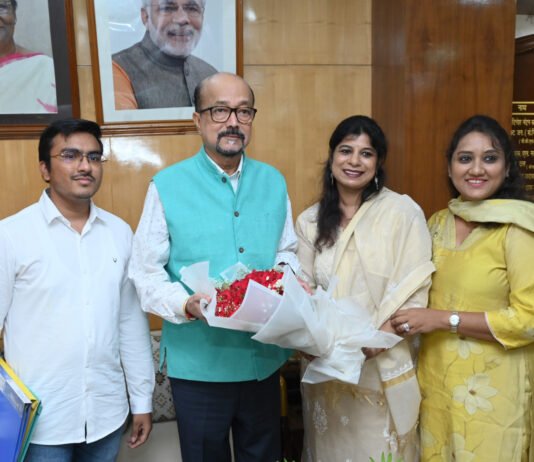 रायपुर : राज्यपाल डेका से अखिल भारतीय व्यापारिक परिसंघ महिला इकाई के सदस्यों ने सौजन्य भेंट की…