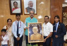 रायपुर : राज्यपाल डेका को मड़ानार स्कूल के बच्चों ने काष्ठ कला से निर्मित पोट्रेट भेंट की…