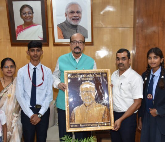 रायपुर : राज्यपाल डेका को मड़ानार स्कूल के बच्चों ने काष्ठ कला से निर्मित पोट्रेट भेंट की…