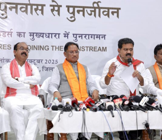 रायपुर : बस्तर में नक्सल उन्मूलन की दिशा में ऐतिहासिक दिन बंदूक छोड़ संविधान अपनाने वालों का स्वागत मुख्यमंत्री विष्णु देव साय…