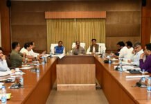 रायपुर : उप मुख्यमंत्री अरुण साव ने वन एवं पर्यावरण मंत्री केदार कश्यप और वित्त मंत्री ओ.पी. चौधरी के साथ राज्योत्सव व प्रधानमंत्री के नवा रायपुर प्रवास की तैयारियों की समीक्षा की…