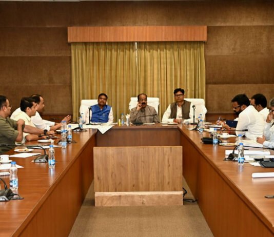 रायपुर : उप मुख्यमंत्री अरुण साव ने वन एवं पर्यावरण मंत्री केदार कश्यप और वित्त मंत्री ओ.पी. चौधरी के साथ राज्योत्सव व प्रधानमंत्री के नवा रायपुर प्रवास की तैयारियों की समीक्षा की…