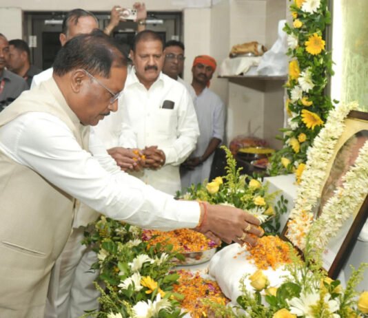 रायपुर : मुख्यमंत्री विष्णु देव साय ने पूर्व विधानसभा उपाध्यक्ष स्वर्गीय बनवारी लाल अग्रवाल को दी श्रद्धांजलि…