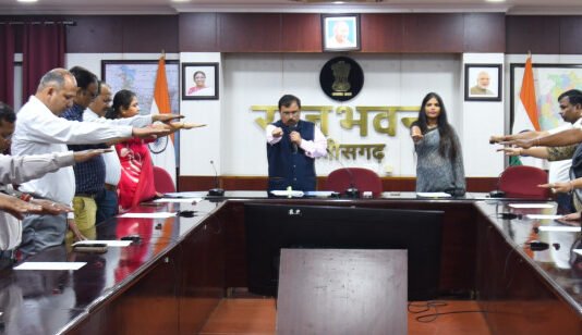 रायपुर : राजभवन के अधिकारियों कर्मचारियों ने सतर्कता जागरूकता की शपथ ली…